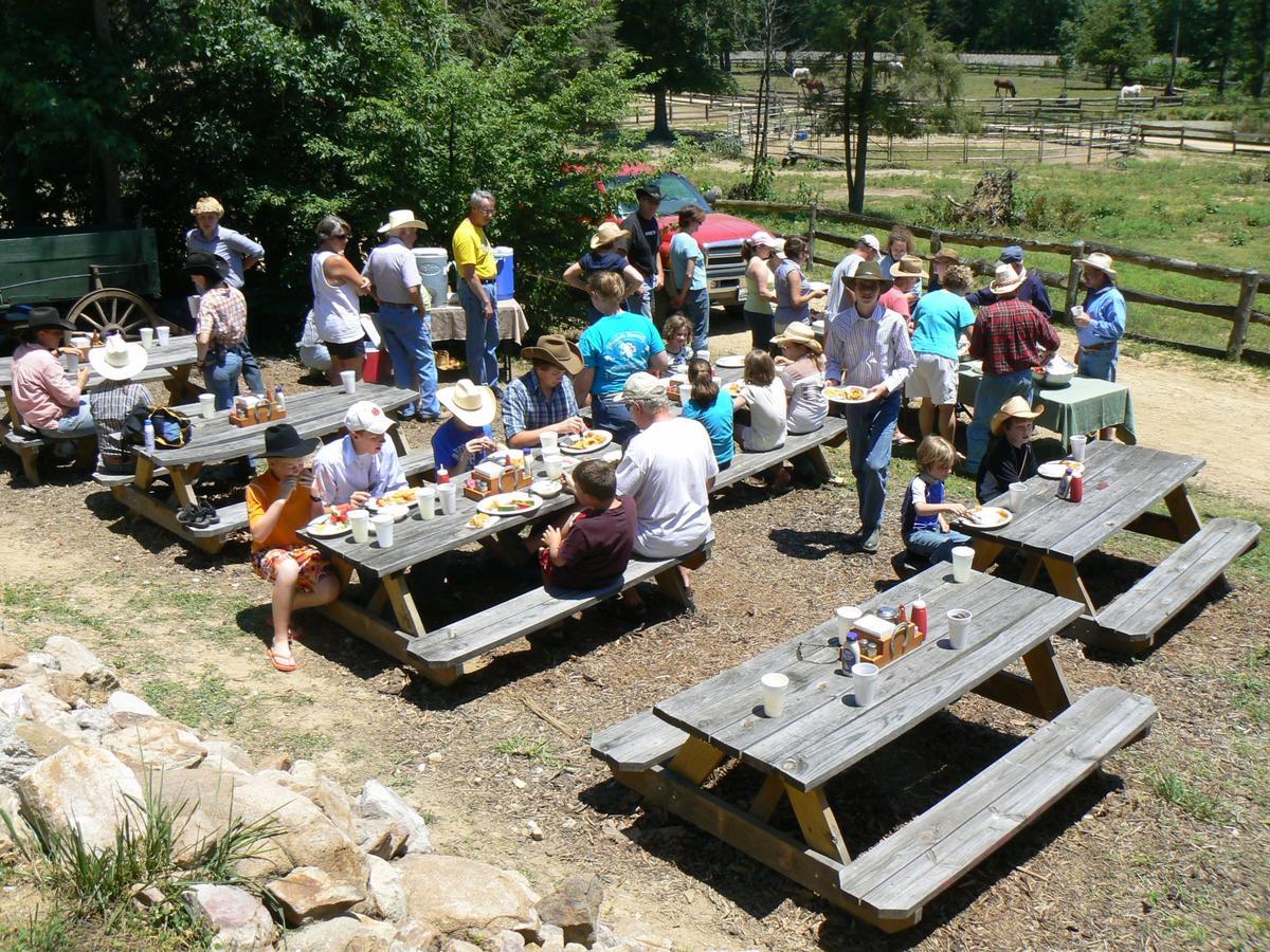 French Broad Outpost Ranch Del Rio Bagian luar foto